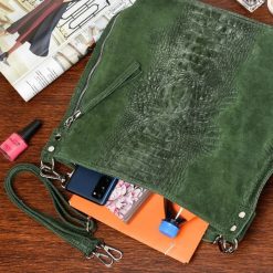Ciemno zielona torebka skórzana zamszowa shopper W10. Zielone shopper bag damskie bez wzorów, ze skóry, zamszowe, bez dodatków. Za 219.99 zł.