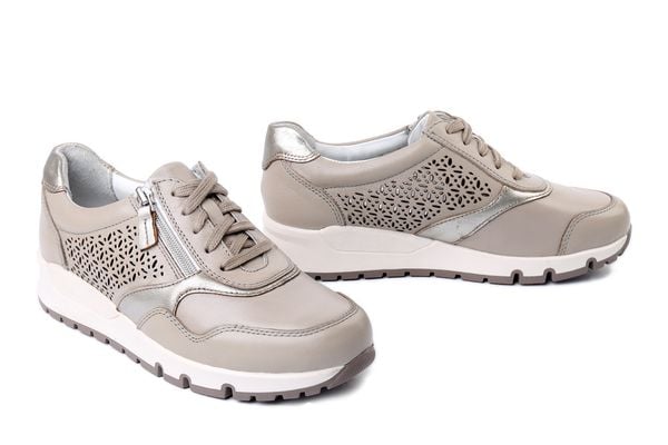 COMFORTABEL 951337-08 beige, półbuty damskie. Brązowe półbuty damskie Comfortabel, w ażurowe wzory, ze skóry, bez obcasa, na koturnie. Za 305.92 zł.