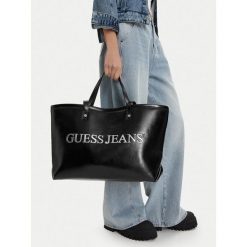 Torebka Guess Jeans. Czarne torebki klasyczne damskie Guess Jeans, z aplikacjami, z jeansu, bez dodatków. Za 269.99 zł.