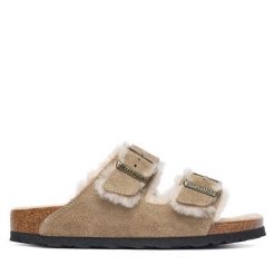 Klapki Birkenstock. Brązowe klapki damskie Birkenstock, bez wzorów, bez obcasa. Za 749.99 zł.