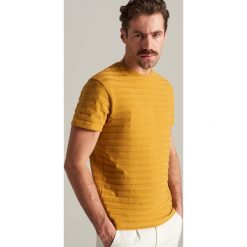 T-shirt z prążkowanej dzianiny - Żółty. Żółte t-shirty damskie Reserved, l, bez wzorów, z dzianiny, bez kołnierzyka. W wyprzedaży za 29.99 zł.