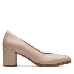 Półbuty Clarks. Brązowe półbuty damskie Clarks, bez wzorów, bez obcasa, na obcasie. Za 359.99 zł.