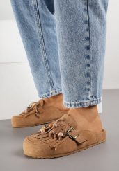 Jasnobrązowe Klapki na Grubej Podeszwie z Frędzlami Klamrami i Koralikami Glysnell. Brązowe klapki damskie Born2be, bez wzorów, z jeansu, bez obcasa, na płaskiej podeszwie. Za 109.99 zł.