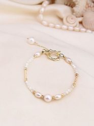 Pierres de Jade Pozłacana bransoletka z perłami rozmiar: onesize. Białe bransoletki damskie Pierres de Jade, pozłacane. Za 56.99 zł.