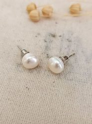 Atelier MIU Pozłacane kolczyki-wkrętki z masą perłową rozmiar: onesize. Brązowe kolczyki damskie atelier MIU, z perłą, pozłacane. Za 65.38 zł.