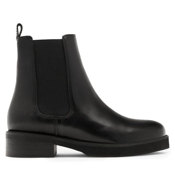 Sztyblety GINO ROSSI. Czarne botki damskie Gino Rossi, bez obcasa, na płaskiej podeszwie, bez zapięcia. Za 299.99 zł.