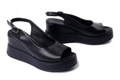 ARTIKER RELAKS 54C0394 czarny, sandały damskie. Czarne sandały damskie Artiker Relaks, bez wzorów, ze skóry, bez obcasa, na koturnie. Za 249.90 zł.