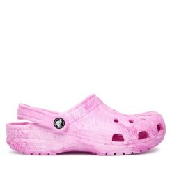 Klapki Crocs. Czerwone klapki damskie Crocs, bez wzorów, bez obcasa. Za 179.99 zł.