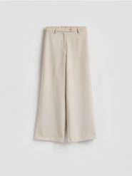 Spodnie z szerokimi nogawkami - beżowy. Brązowe spodnie materiałowe damskie Reserved, bez wzorów, z tkaniny. Za 99.99 zł.