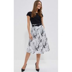 Wzorzysta spódnica czarno-biała. Białe spódniczki damskie MOODO, xs, bez wzorów, z bawełny, trapezowe. W wyprzedaży za 23.99 zł.