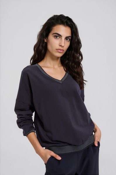 Bluza z dekoltem w serek granatowa. Bluzy bez kaptura damskie MOODO, s, z bawełny. Za 99.99 zł.