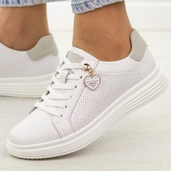 Białe skórzane półbuty damskie Filippo Dp6860/26. Białe półbuty damskie Filippo, z aplikacjami, z jeansu, eleganckie, bez obcasa, na płaskiej podeszwie. Za 239.00 zł.