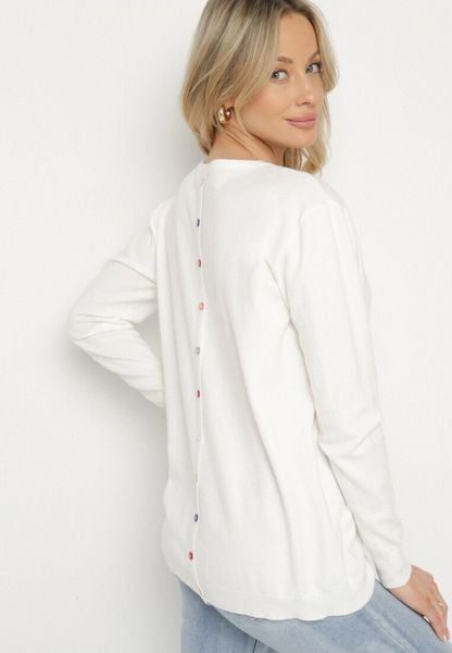 Biały Sweter z Kaszmirem i Ozdobnymi Kieszeniami Sanarea. Białe swetry klasyczne damskie Born2be, z jeansu, bez kołnierzyka. Za 89.99 zł.