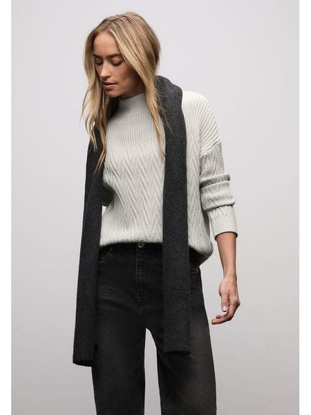 Street One Sweter w kolorze białym rozmiar: 44. Białe golfy damskie Street One, bez wzorów, bez ramiączek. Za 156.61 zł.