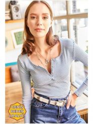 Olalook Koszulka w kolorze biało-niebieskim rozmiar: XL. Niebieskie bluzki damskie Olalook, xl, bez wzorów, bez kołnierzyka, bez ramiączek. Za 52.99 zł.