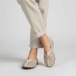 Półbuty damskie Artiker, cholewka skóra naturalna perforowana wsuwana konstrukcja miękkie wykończenie niski profil elastyczne boki lekka forma, beżow. Brązowe półbuty damskie Artiker, bez wzorów, ze skóry, bez obcasa, na płaskiej podeszwie. Za 209.00 zł.