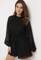 Czarny Kombinezon z Tkaniny Plumeti z Bufiastymi Rękawami i Krótkimi Nogawkami Dolene. Czarne kombinezony damskie Born2be, l, bez wzorów, z tkaniny, eleganckie, bez kołnierzyka, bez ramiączek, krótkie. Za 129.99 zł.
