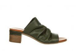 Klapki Bayla-161 066 1706 281 Dark Olive 161462, Zielony, Skóra naturalna - 37. Zielone klapki damskie Bayla, bez wzorów, z gumy, bez obcasa, na koturnie. W wyprzedaży za 179.10 zł.