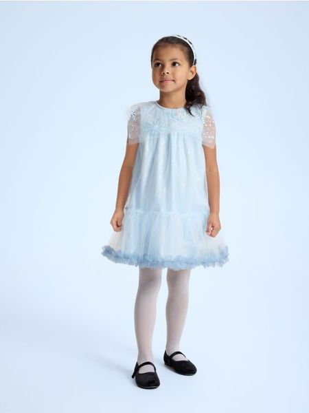 Tiulowa sukienka z cekinami - jasnoniebieski. Niebieskie sukienki dziewczęce Reserved, bez wzorów, z dzianiny, bez ramiączek. Za 79.99 zł.