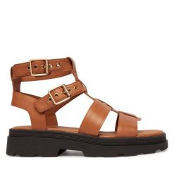 Sandały Clarks. Brązowe sandały damskie Clarks, bez wzorów, bez obcasa, na płaskiej podeszwie. Za 389.99 zł.