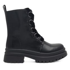 Trzewiki DeeZee. Czarne botki damskie DeeZee, bez obcasa, na płaskiej podeszwie, bez zapięcia. Za 125.99 zł.