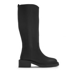 Kozaki Lasocki. Czarne kozaki damskie Lasocki, bez obcasa, na płaskiej podeszwie. Za 429.99 zł.