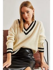 Bianco Lucci Sweter w kolorze beżowym rozmiar: onesize. Brązowe swetry klasyczne damskie Bianco Lucci, ze splotem, bez kołnierzyka. Za 91.56 zł.