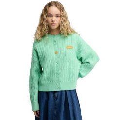 Damski kardigan z dzianiny Siroko Apollo-W Green. Zielone kardigany damskie SIROKO, bez wzorów, z dzianiny. Za 168.00 zł.