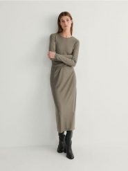 Sukienka maxi - ciemnozielony. Zielone sukienki damskie Reserved, l, bez wzorów, z dzianiny, bez kołnierzyka, bez ramiączek, maxi, dopasowane. W wyprzedaży za 39.99 zł.