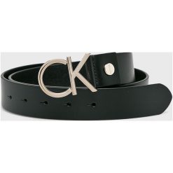 Calvin Klein Jeans - Pasek skórzany. Czarne paski damskie CALVIN KLEIN, bez wzorów, z jeansu. W wyprzedaży za 199.90 zł.