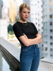 Koszulka - czarny. Czarne t-shirty damskie Sinsay, l, bez wzorów, z materiału, bez kołnierzyka. Za 19.99 zł.