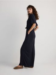 Kombinezon z modalem - granatowy. Niebieskie kombinezony damskie Reserved, l, bez wzorów, z dzianiny, bez kołnierzyka, bez ramiączek. W wyprzedaży za 89.99 zł.