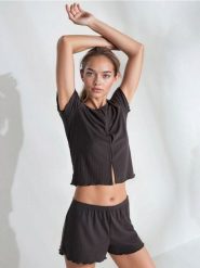 Piżama dwuczęściowa z krótkim rękawem z domieszką wiskozy - szary. Szare piżamy damskie Sinsay, l, bez wzorów, z wiskozy, bez ramiączek. Za 49.99 zł.