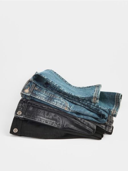 Jeansy skinny fit - czarny. Czarne jeansy męskie Reserved. W wyprzedaży za 65.99 zł.