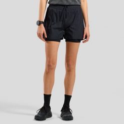 Spodenki damskie Odlo ZEROWEIGHT 3 INCH 2-in-1 short. Czarne szorty damskie Odlo, bez wzorów, sportowe. Za 339.99 zł.