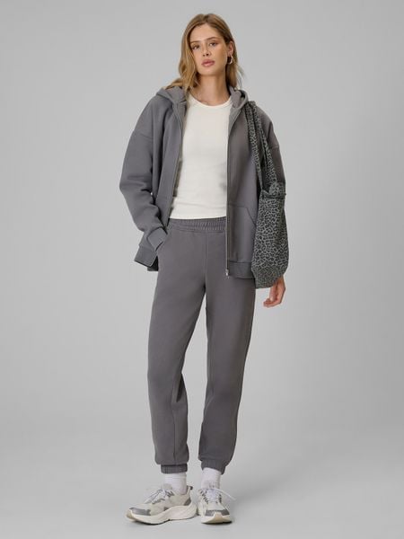 4F Spodnie dresowe joggery damskie - szare XS. Szare spodnie dresowe damskie 4f, xs, bez wzorów, z dresówki. Za 129.99 zł.
