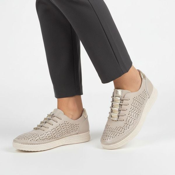 Półbuty damskie S.Barski, cholewka skóra naturalna perforowana sznurowanie klasyczne niski fason zaokrąglony nosek miękka linia metaliczna wstawka na. Brązowe półbuty damskie S.BARSKI, bez wzorów, ze skóry, klasyczne, bez obcasa. Za 189.00 zł.