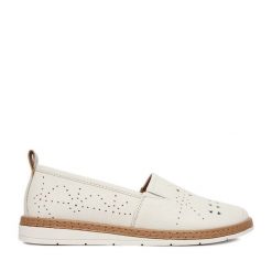 Półbuty Lasocki. Białe półbuty damskie Lasocki, bez wzorów, bez obcasa, na płaskiej podeszwie. Za 199.99 zł.