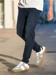 Jeansy chino slim fit - niebieski. Niebieskie jeansy męskie Sinsay. W wyprzedaży za 55.99 zł.