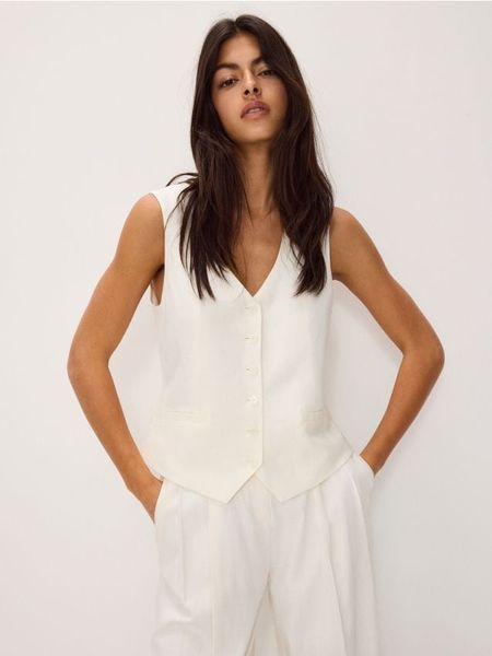 Kamizelka z lnem i wiskozą - biały. Białe kamizelki damskie Reserved, l, z wiskozy. W wyprzedaży za 69.99 zł.
