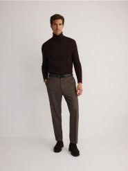 Bawełniany sweter z golfem - brązowy. Brązowe swetry męskie Reserved, l, bez wzorów, z bawełny, bez kołnierzyka. W wyprzedaży za 59.99 zł.