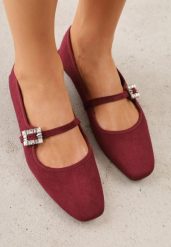 Bordowe Balerinki z Imitacji Zamszu o Fasonie Mary Jane z Cyrkoniową Klamrą Ireltise. Czerwone baleriny damskie Renee, z aplikacjami, bez obcasa. Za 79.99 zł.