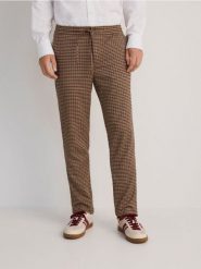 Spodnie chino slim - wielobarwny. Spodnie materiałowe męskie Reserved, bez wzorów, z tkaniny. W wyprzedaży za 49.99 zł.