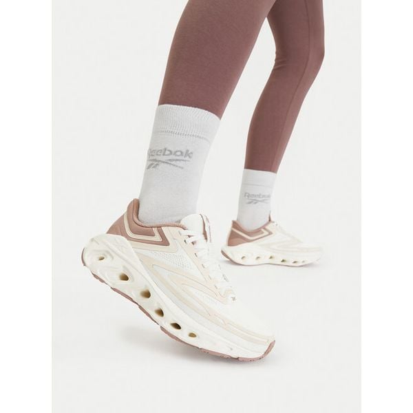 Buty do biegania Reebok. Białe obuwie do biegania damskie Reebok. Za 349.99 zł.
