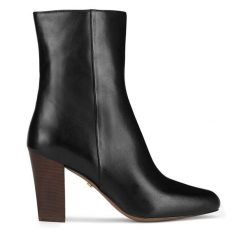 Botki GINO ROSSI. Czarne botki damskie Gino Rossi, bez obcasa, na słupku, bez zapięcia. Za 379.99 zł.