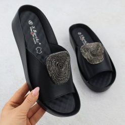 Skórzane klapki damskie na koturnie z cyrkoniami czarne S.Barski KV51-028. Czarne klapki damskie S.BARSKI, bez wzorów, ze skóry, bez obcasa, na koturnie. Za 179.99 zł.