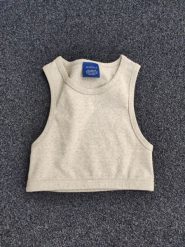 Krótki top na szerokich ramiączkach w kolorze GREY - INSIGNE-M. Szare topy damskie Marsala, m, bez wzorów, z bawełny, bez kołnierzyka. W wyprzedaży za 38.97 zł.