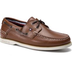 Mokasyny TOMMY HILFIGER - Classic Leather Boatshoe FM0FM02102 Cognac 606. Brązowe mokasyny męskie Tommy Hilfiger, z materiału. W wyprzedaży za 319.00 zł.