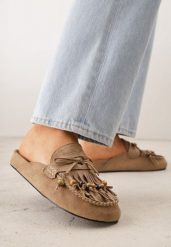 Beżowe Klapki VICES Typu Mule z Koralikami Frędzlami i Kokardą Dioleora. Brązowe klapki damskie Born2be, z aplikacjami, bez obcasa, na płaskiej podeszwie. Za 119.99 zł.