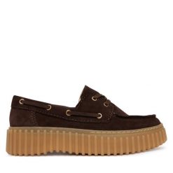 Półbuty Clarks. Brązowe półbuty damskie Clarks, bez wzorów, bez obcasa, na płaskiej podeszwie. Za 519.99 zł.